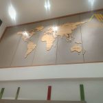 Bản đồ gỗ treo tường World Plane trang trí phòng khách